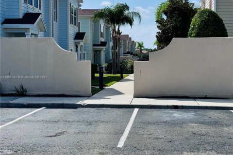Adosado en venta en Kissimmee, Florida, 3 dormitorios № 1944111 - foto 4
