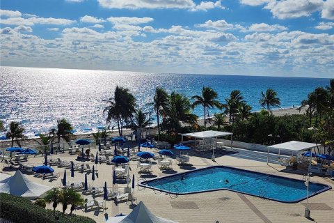 Снять в аренду кондоминиум в Халландейл-Бич, Флорида 2 спальни, 121.89м2, № 1972801 - фото 1