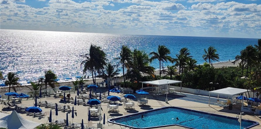 Кондоминиум с 2 спальнями в Халландейл-Бич, Флорида № 1972801