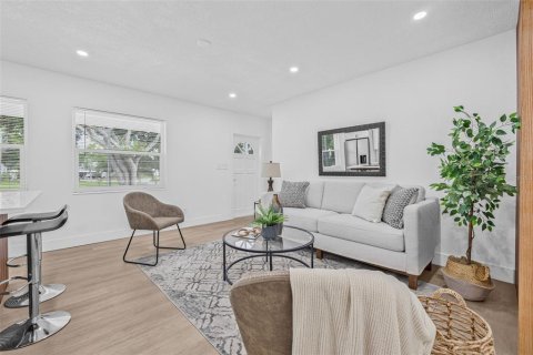 House in Saint Petersburg, Florida 3 bedrooms, 109.35 sq.m. № 1843243 - photo 6