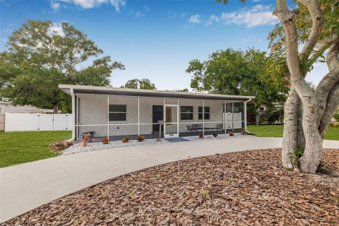 House in Saint Petersburg, Florida 3 bedrooms, 109.35 sq.m. № 1843243 - photo 1