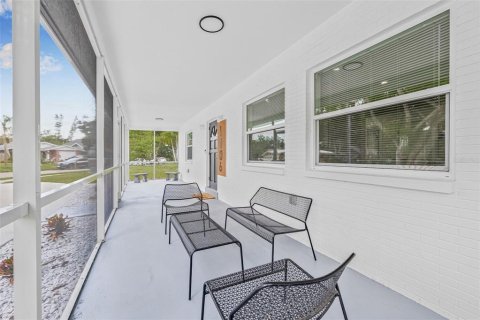 House in Saint Petersburg, Florida 3 bedrooms, 109.35 sq.m. № 1843243 - photo 4