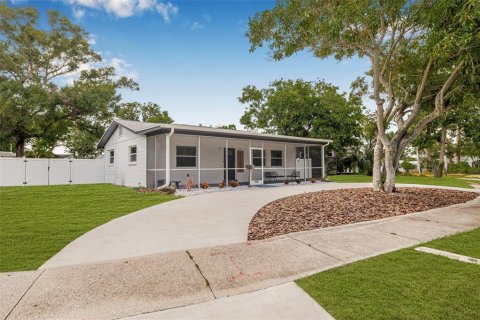 House in Saint Petersburg, Florida 3 bedrooms, 109.35 sq.m. № 1843243 - photo 2