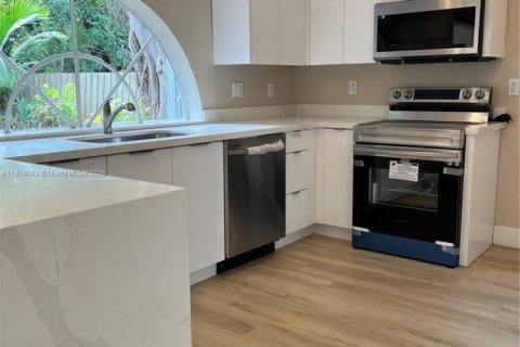 House in North Miami Beach, Florida 3 bedrooms, 109.25 sq.m. № 1924054 - photo 20