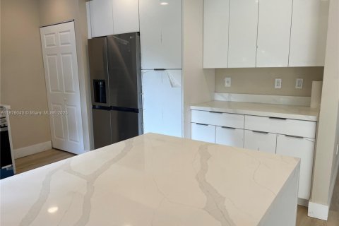 House in North Miami Beach, Florida 3 bedrooms, 109.25 sq.m. № 1924054 - photo 25