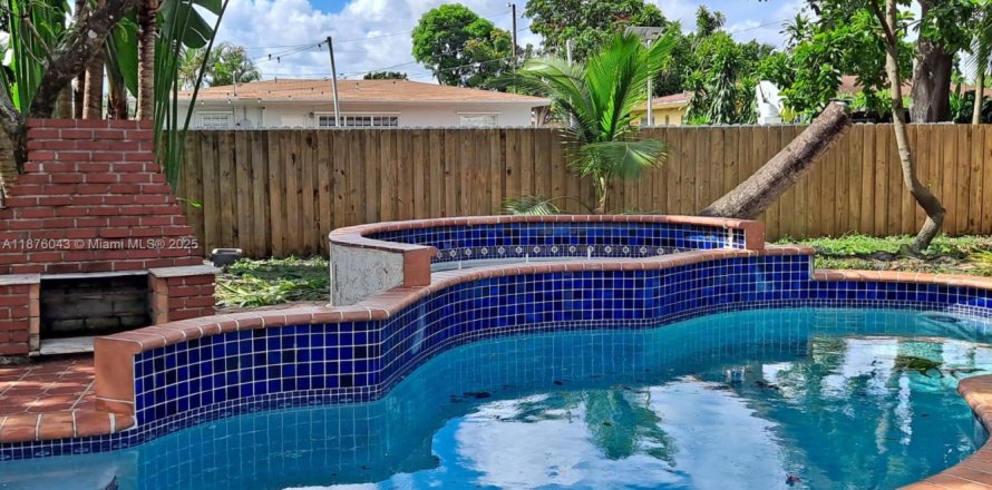 House in North Miami Beach, Florida 3 bedrooms, 109.25 sq.m. № 1924054