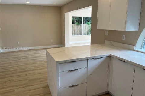 House in North Miami Beach, Florida 3 bedrooms, 109.25 sq.m. № 1924054 - photo 24