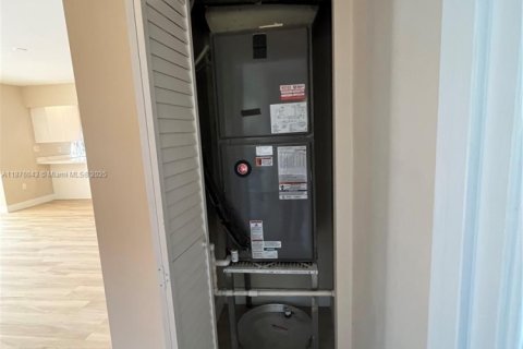 House in North Miami Beach, Florida 3 bedrooms, 109.25 sq.m. № 1924054 - photo 10