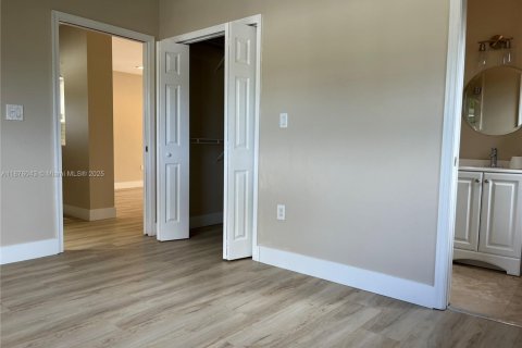 House in North Miami Beach, Florida 3 bedrooms, 109.25 sq.m. № 1924054 - photo 9