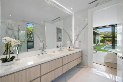 House in Biscayne Park, Florida 4 bedrooms, 404.59 sq.m. № 1830180 - photo 13