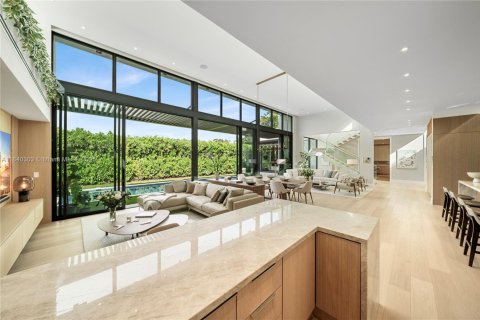 House in Biscayne Park, Florida 4 bedrooms, 404.59 sq.m. № 1830180 - photo 10