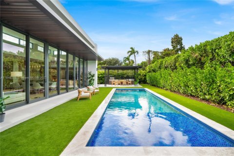 House in Biscayne Park, Florida 4 bedrooms, 404.59 sq.m. № 1830180 - photo 24
