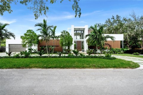 House in Biscayne Park, Florida 4 bedrooms, 404.59 sq.m. № 1830180 - photo 1