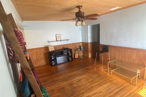 House in Saint Petersburg, Florida 3 bedrooms, 92.16 sq.m. № 2412741 - photo 3