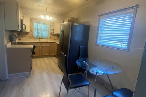 House in Saint Petersburg, Florida 3 bedrooms, 92.16 sq.m. № 2412741 - photo 5