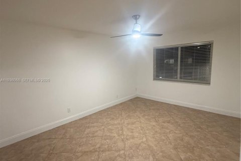 Condo in Miami, Florida, 1 bedroom  № 1994167 - photo 3