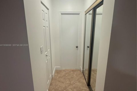 Condo in Miami, Florida, 1 bedroom  № 1994167 - photo 5