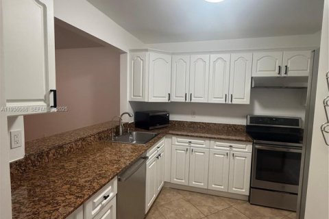 Condo in Miami, Florida, 1 bedroom  № 1994167 - photo 8