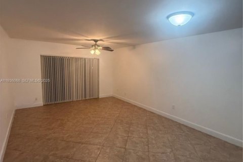 Condo in Miami, Florida, 1 bedroom  № 1994167 - photo 2