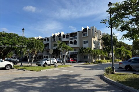 Condo in Miami, Florida, 1 bedroom  № 1994167 - photo 1