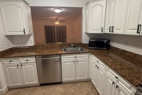 Condo in Miami, Florida, 1 bedroom  № 1994167 - photo 9