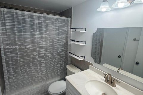 Condo in Miami, Florida, 1 bedroom  № 1994167 - photo 7