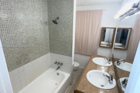 Commercial property in Lake Worth, Florida 278.71 sq.m. № 1985440 - photo 19