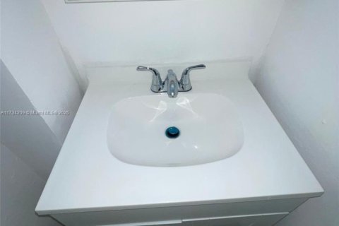 Commercial property in Lake Worth, Florida 278.71 sq.m. № 1985440 - photo 13