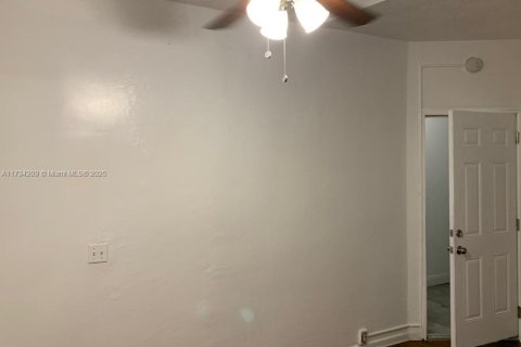 Commercial property in Lake Worth, Florida 278.71 sq.m. № 1985440 - photo 12