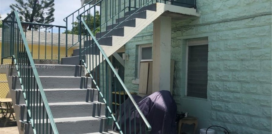 Commercial property in Lake Worth, Florida 278.71 sq.m. № 1985440