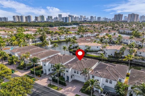 House in Aventura, Florida 4 bedrooms, 230.58 sq.m. № 1966762 - photo 13