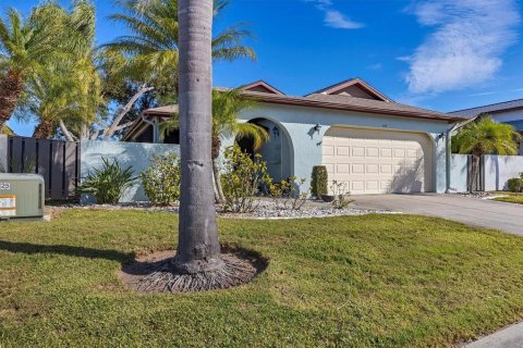 House in Englewood, Florida 2 bedrooms, 132.01 sq.m. № 2205705