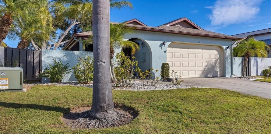 House in Englewood, Florida 2 bedrooms, 132.01 sq.m. № 2205705