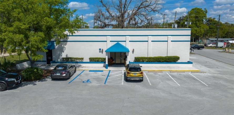 Immobilier commercial à Belleview, Floride 371.61 m2 № 2104135