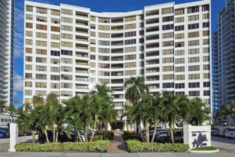 Condominio en alquiler en Hollywood, Florida, 2 dormitorios, 124.49 m2 № 1695153 - foto 1