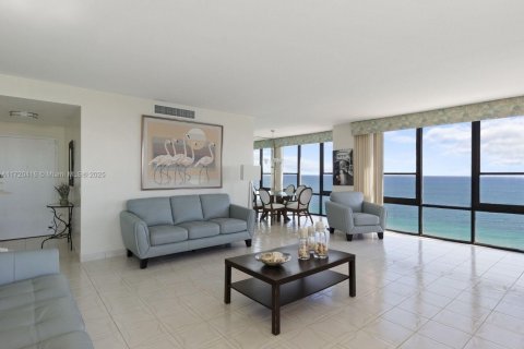 Condominio en alquiler en Hollywood, Florida, 2 dormitorios, 124.49 m2 № 1695153 - foto 2