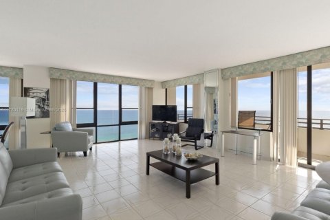 Condominio en alquiler en Hollywood, Florida, 2 dormitorios, 124.49 m2 № 1695153 - foto 3