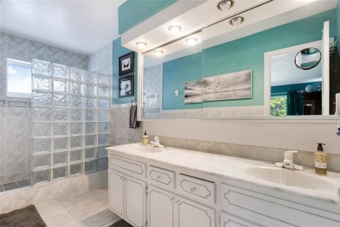 Villa ou maison à vendre à Miami, Floride: 4 chambres, 212.75 m2 № 2004589 - photo 15