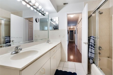 Villa ou maison à vendre à Miami, Floride: 4 chambres, 212.75 m2 № 2004589 - photo 10