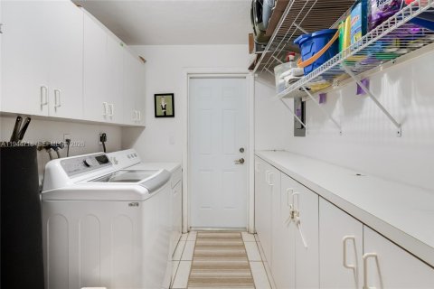 Villa ou maison à vendre à Miami, Floride: 4 chambres, 212.75 m2 № 2004589 - photo 13