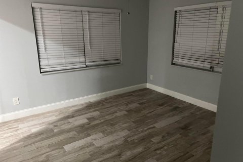 Immobilier commercial à louer à Lake Worth, Floride: 3 chambres, 112.41 m2 № 1189692 - photo 1