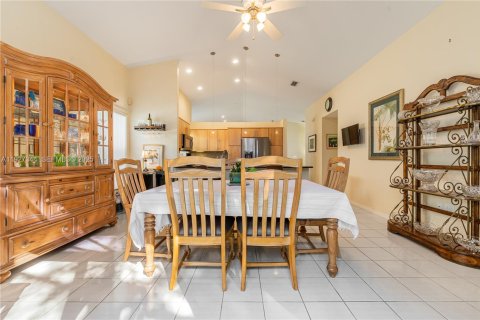 House in Pembroke Pines, Florida 3 bedrooms, 164.16 sq.m. № 1986978 - photo 12