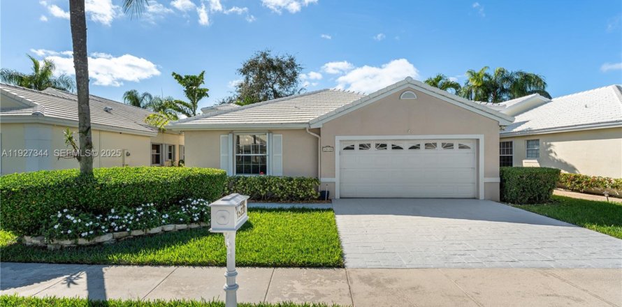 House in Pembroke Pines, Florida 3 bedrooms, 164.16 sq.m. № 1986978