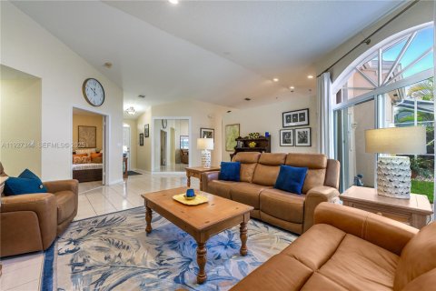 House in Pembroke Pines, Florida 3 bedrooms, 164.16 sq.m. № 1986978 - photo 6