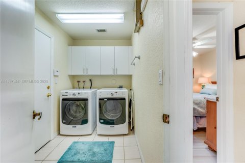 House in Pembroke Pines, Florida 3 bedrooms, 164.16 sq.m. № 1986978 - photo 21