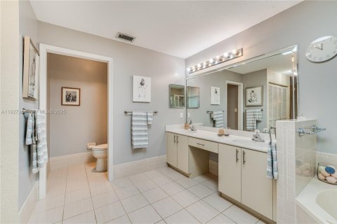 House in Pembroke Pines, Florida 3 bedrooms, 164.16 sq.m. № 1986978 - photo 17