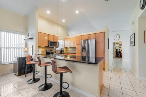 House in Pembroke Pines, Florida 3 bedrooms, 164.16 sq.m. № 1986978 - photo 10