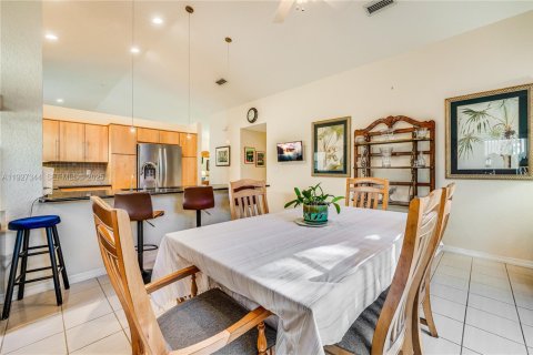 House in Pembroke Pines, Florida 3 bedrooms, 164.16 sq.m. № 1986978 - photo 11