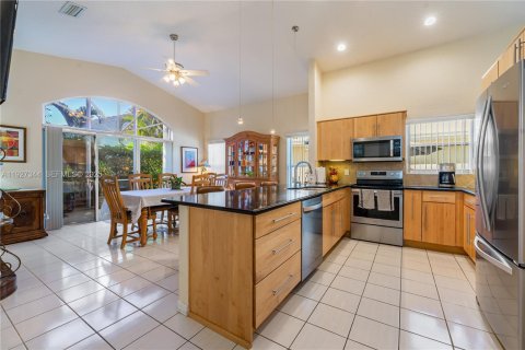 House in Pembroke Pines, Florida 3 bedrooms, 164.16 sq.m. № 1986978 - photo 8