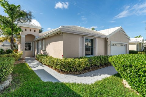 House in Pembroke Pines, Florida 3 bedrooms, 164.16 sq.m. № 1986978 - photo 2